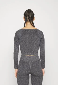 Seamless Cropped Longsleeve - T-Shirt À Manches Longues - Black -Even-Odd Boutique 7d040ae2db5048f893d371c75aa96ed7